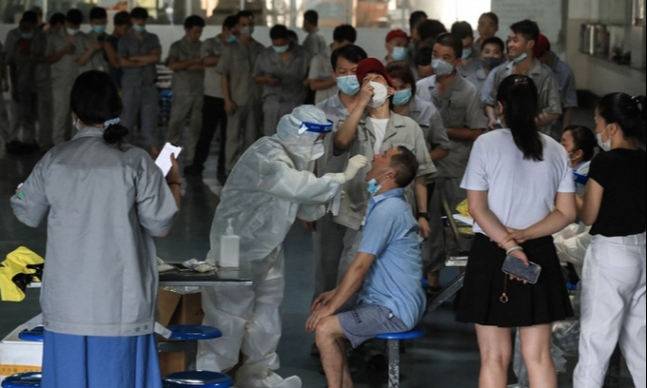 신종 코로나바이러스 감염증(코로나19) 기원지 논란을 빚는 중국 후베이성 우한의 한 자동차 부품 생산공장에서 지난 8월 4일 직원들이 코로나19 핵산검사를 받고 있다. 우한=AFP연합뉴스
