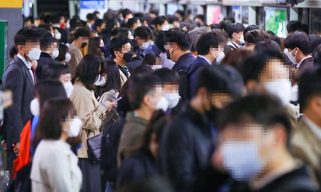 단계적 일상회복(위드 코로나) 시행 첫날인 1일 오전 서울역에서 시민들이 각자 저마다의 일터로 향하고 있다. 연합뉴스