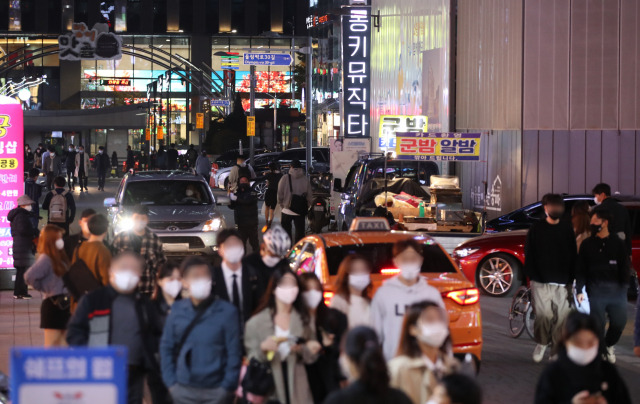 위드 코로나 시행 첫날인 1일 저녁 서울 송파구 방이동 먹자골목에서 시민들이 이동하고 있다. /연합뉴스