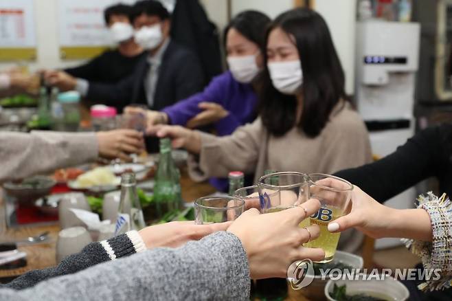 음료수로 건배…위드코로나 첫날 점심 (광주=연합뉴스) 정회성 기자 = 단계적 일상회복(위드 코로나)이 시작된 1일 낮 광주 북구 용봉동 한 음식점에서 12명 모임을 가진 식당 이용객이 음료수 잔을 부딪치고 있다. 2021.11.1 hs@yna.co.kr