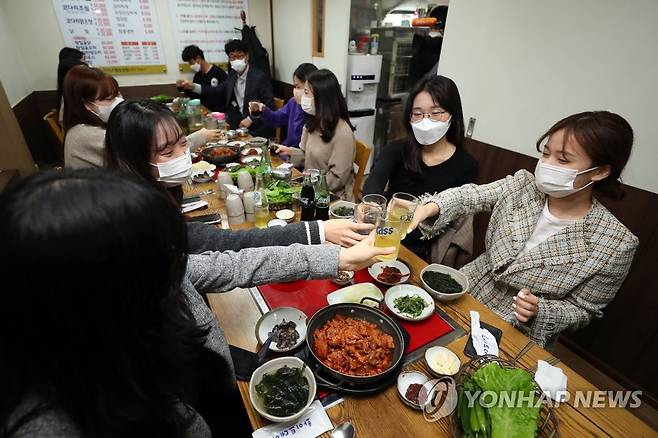 '다 함께 점심, 얼마 만이야' (광주=연합뉴스) 정회성 기자 = 단계적 일상회복(위드 코로나)이 시작된 1일 낮 광주 북구 용봉동 한 음식점에서 12명 모임을 가진 식당 이용객이 음료수 잔을 부딪치고 있다. 2021.11.1 hs@yna.co.kr