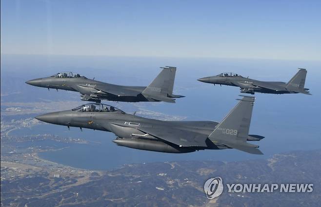 (서울=연합뉴스) 사진은 지난 2월 공군의 F-15K 편대가 비행하는 모습. 2021.2.9 [공군 제공. 재판매 및 DB 금지]