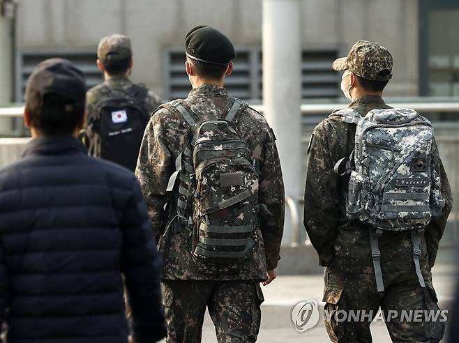 군도 오늘부터 일상회복 '기지개' (서울=연합뉴스) 윤동진 기자 = 정부의 '단계적 일상회복'(위드 코로나) 1단계 계획에 따라 일부 완화된 군내 거리두기 1차 개편안을 시행한 1일 오전 군인이 서울역으로 향하고 있다.
    개편안의 핵심은 전군 장병들의 '평일 외출’ 재개와 면회 요건 완화 등이다. 2021.11.1 mon@yna.co.kr