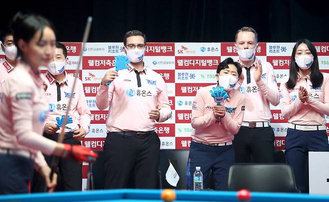 PBA 팀리그 경기에서 같은 팀의 최혜미를 응원하는 하비에르 팔라존과 글렌 호프만. 사진=PBA 제공