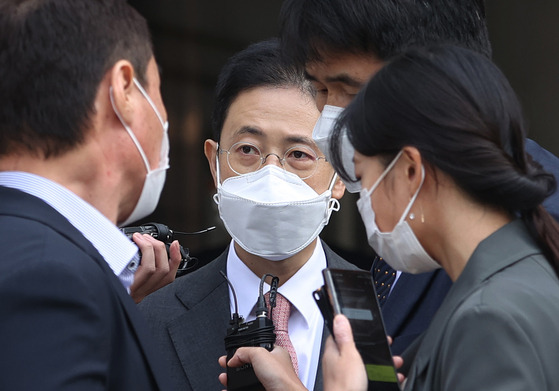 지난달 26일 영장심사를 마치고 법원에서 나오는 손준성 대구고검 인권보호관. (사진=연합뉴스)