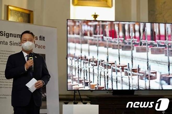 박용만 대한상공회의소 명예회장(재단법인 '같이 걷는 길' 이사장)이 지난달 29일부터 이탈리아 로마에서밀 열리고 있는 '철조망, 평화가 되다' 전시와 관련한 사진전에 대해 설명하고 있다. 대형 모니터는 삼성전자가 제공했다.© 뉴스1