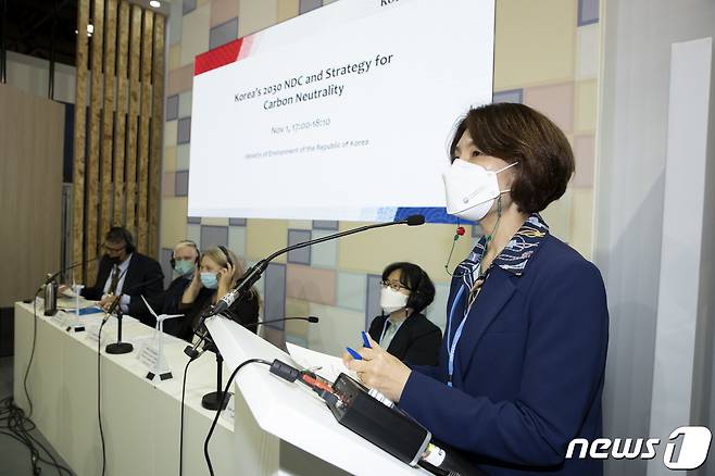 한정애 환경부장관이 1일 오후(현지 시간) 영국 글래스고에서 열린 ‘제26차 유엔기후변화협약 당사국총회(COP26)’의 부대행사에서 인사말을 하고 있다. 한 장관은 이 자리에서 “한국의 2030 NDC 목표는 제조업 비중이 높은 산업구조와 배출정점 이후 탄소중립까지의 짧은 시간을 고려할 때, 한국 정부의 강력한 정책 의지를 반영한 것이다”라고 말했다. (환경부 제공) 2021.11.2/뉴스1