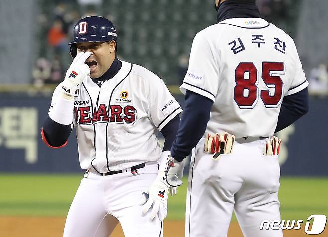 2일 오후 서울 송파구 잠실야구장에서 열린 프로야구 '2021 신한은행 SOL KBO 포스트시즌‘ 와일드카드 결정전 2차전 키움 히어로즈와 두산 베어스의 경기 4회말 2사 1,2루 상황 두산 페르난데스가 키움 한현희를 상대로 1티점 적시타를 치고 세리머니를 하고 있다. 2021.11.2/뉴스1 © News1 임세영 기자