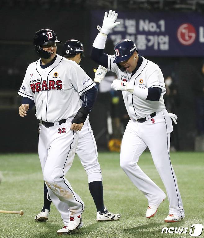 2일 오후 서울 송파구 잠실야구장에서 열린 프로야구 '2021 신한은행 SOL KBO 포스트시즌‘ 와일드카드 결정전 2차전 키움 히어로즈와 두산 베어스의 경기 1회말 2사 2,3루 상황 두산 양석환의 2타점 적시타때 득점에 성공한 김재환과 페르난데스가 하이파이브를 나누고 있다. 2021.11.2/뉴스1 © News1 임세영 기자