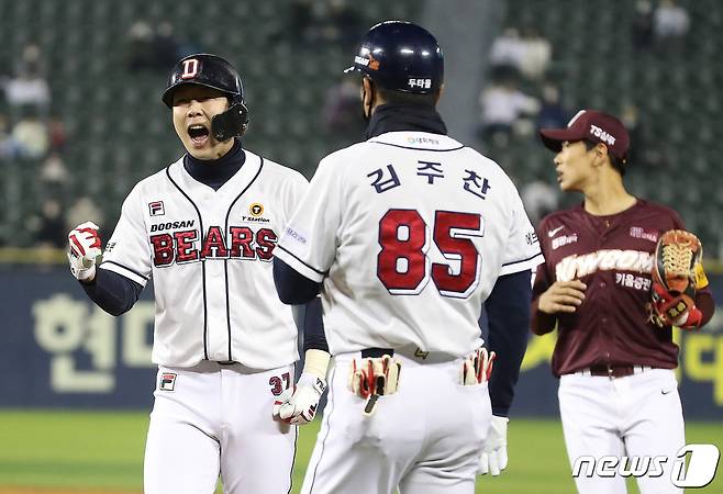 2일 오후 서울 송파구 잠실야구장에서 열린 프로야구 '2021 신한은행 SOL KBO 포스트시즌‘ 와일드카드 결정전 2차전 키움 히어로즈와 두산 베어스의 경기 4회말 2사 1,2루 상황 두산 박건우가 키움 한현희를 상대로 1티점 적시타를 치고 세리머니를 하고 있다. 2021.11.2/뉴스1 © News1 임세영 기자