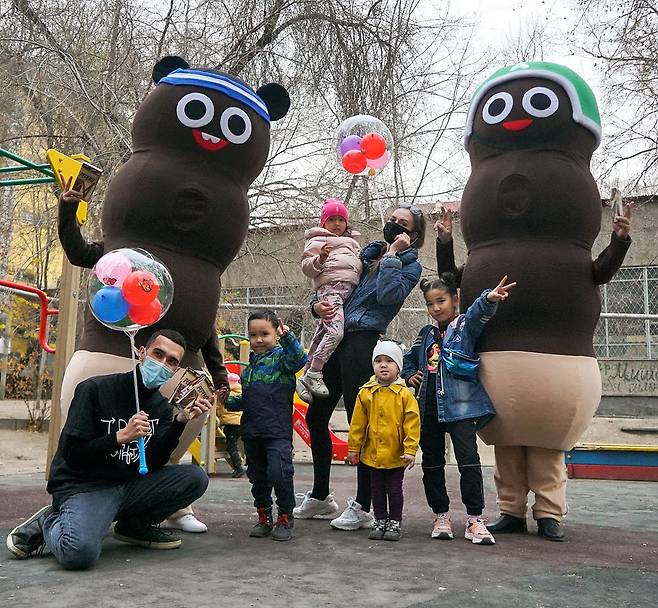 지난해 카자흐스탄에서 빼빼로 프로모션을 진행한 모습. [사진=롯데제과]