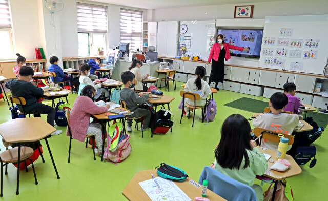 서울 강서구 송정초등학교 1학년 교실에서 학생들이 25일 오전 수업을 받고 있다. 이정용 선임기자 lee312@hani.co.kr