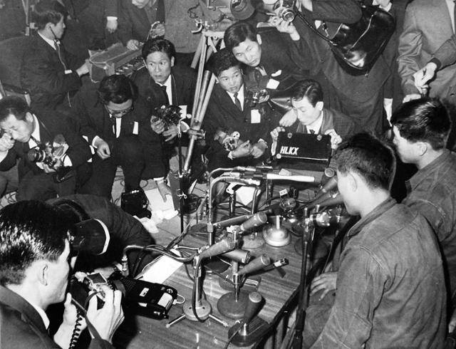 1968년 11월 23일 3백여 내외 기자들이 모인 가운데 우선 '서울의 야경에 놀랐다'면서 반연설조로 유창하게 대답하는 생포공비 정동춘과 고등운(앞쪽). 한국일보 자료사진