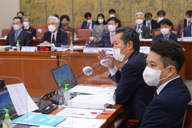 정청래 더불어민주당 의원이 지난달 19일 서울 여의도 국회에서 열린 문화체육관광위원회의 한국예술종합학교, 한국언론진흥재단 등에 대한 국정감사에서 의사진행발언을 하고 있다. 오대근 기자