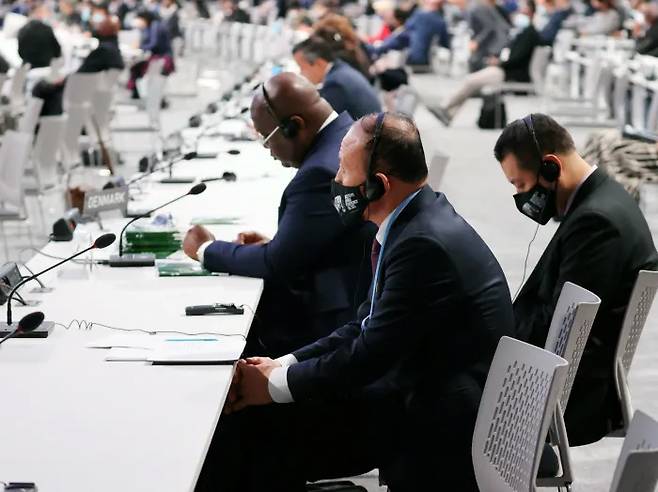 North Korean Ambassador to the United Kingdom Choe Il listens to President Moon Jae-in’s keynote speech at the 26thUN Climate Change Conference (COP26) at SEC in Glasgow, Scotland on November 1 (local time). Yonhap News