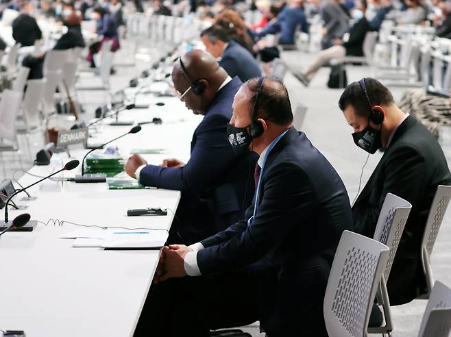 North Korean Ambassador to the UK Choi Il listens to President Moon Jae-in's keynote speech at the COP26 climate summit held in Glasgow, Scotland, on Monday. (Yonhap)