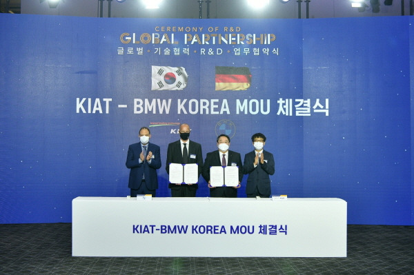 BMW그룹코리아가 2일 한국산업기술진흥원(KIAT)과 미래 모빌리티 기술 협력을 위한 업무협약을 체결했다 [사진제공=BMW그룹코리아]