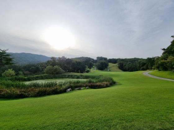 ▲벨라스톤CC의 가을 풍경, 멀리 치악산이 한눈에 보인다./사진=임윤희 기자