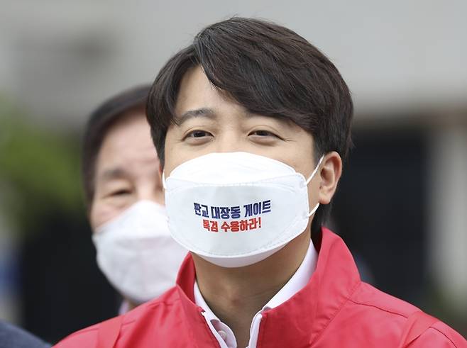 한 기자가 이준석 국민의힘 대표의 잘못 해석하는 해프닝이 지난 1일 발생했다. 사진은 지난달 29일 울산시청 일대에서 취재진 질문에 답하는 이 대표. /사진=뉴스1