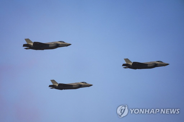 1일부터 시작된 한미연합공중훈련에 스텔스 전투기 F-35A가 참가한 것으로 알려졌다. 사진은 지난 10월20일 경기도 성남시 서울공항에서 열린 2021 서울 ADEX 기념식에서 우리 공군의 F-35A 편대가 축하비행을 펼치는 모습. 연합뉴스