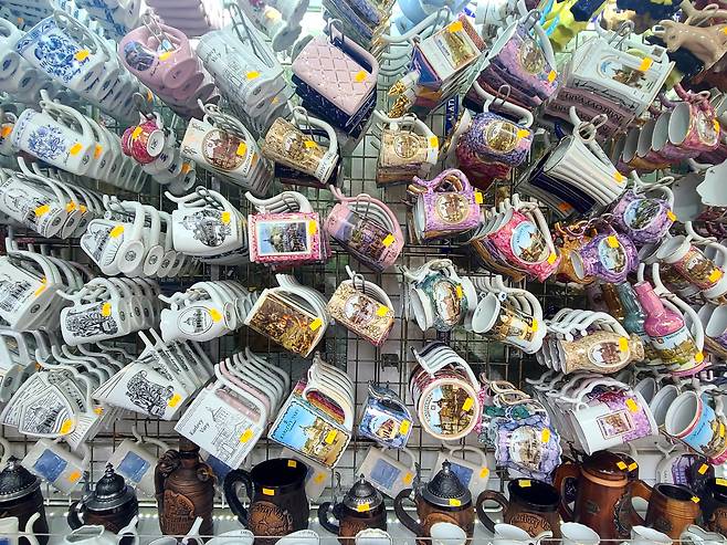 온천수 음용을 위한 머그컵, 라젠스키 포하레크. 하나에 우리 돈으로 4000~7000원 정도다.