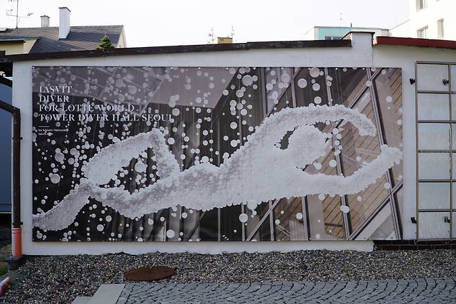 크리스탈 밸리 라스빗에는 롯데월드 서울스카이에 해녀 크리스탈 작품을 만들어 제공했음을 알리는 대형 사진이 중정 한복판에 걸려있다.