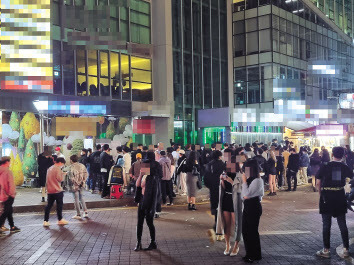 2일 0시 감염 고위험시설에 속하는 클럽이 영업을 마친 뒤 시설 주변 거리 모습. 이날 클럽을 이용한 사람들이 바깥으로 나와 쉽사리 자리를 뜨지 않아 시설 종업원들이 나서서 해산을 유도하는 풍경도 그려졌다. [사진=김영철 기자]