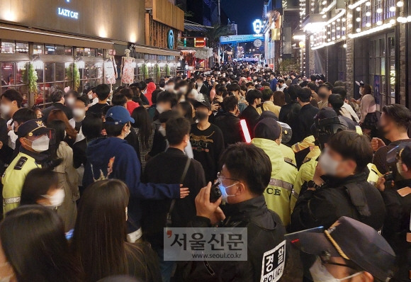 - 핼러윈 데이를 하루 앞둔 30일 음식점과 유흥시설이 밀집한 서울 용산구 이태원 세계음식거리에 많은 사람이 밀집했다. 경찰은 이날 오후 10시부터 시민들에게 귀가할 것을 안내했지만 경찰 협조 요청에 응하는 이들은 거의 없었다.오세진 기자 5sjin@seoul.co.kr