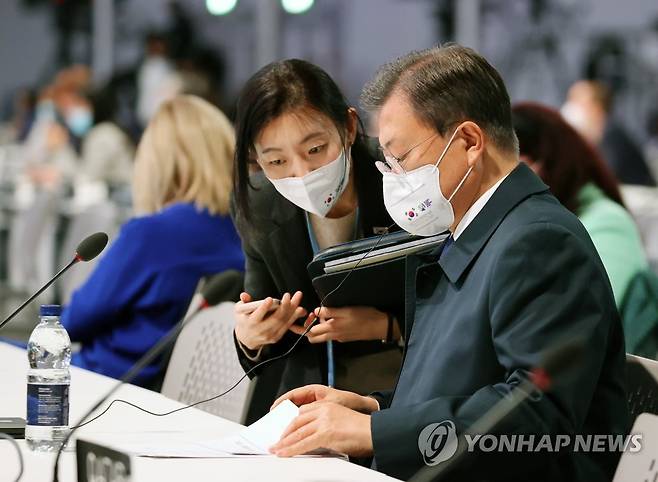 연설 준비하는 문 대통령 (글래스고=연합뉴스) 최재구 기자 = 문재인 대통령이 1일(현지시각) 영국 글래스고  스코틀랜드 이벤트 캠퍼스(SEC)에서 열린 제26차 유엔 기후변화협약 당사국총회(COP26)에서 연설문을 살펴보고 있다. 2021.11.2 jjaeck9@yna.co.kr