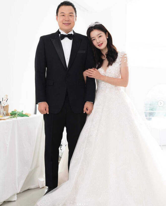 Seoul:) = Girl group Secret actor Han Sun-hwa has revealed the appearance of Wedding Dress in a surprise.Han Sun-hwa said on his instagram on the 2nd, # November 10th movie #Gyeonggang Line Please wait for next Wednesday!I appear as a rewarding station and posted several photos.In the movie Gyeonggang Line, Han Sun-hwa and Cho Hyun-sik appear as a couple who are about to marry.In this photo, the two people are wearing wedding dresses and show a friendly couple.Especially, Han Sun-hwa, who is showing off his pure white Wedding Dress figure, is concentrating his attention more.Han Sun-hwa even produced a playful look with Cho Hyun-sik.Meanwhile, Gyeonggang Line is a Crime action film depicting the confrontation between the two organizations in the background of the largest tourist attraction in Korea and the port city of Gyonggang Line. In addition to Han Sun-hwa Cho Hyun-sik, Jang Hyuk Yoo Sung Oh-hwan divorce rate appears.Opening on the 10th.