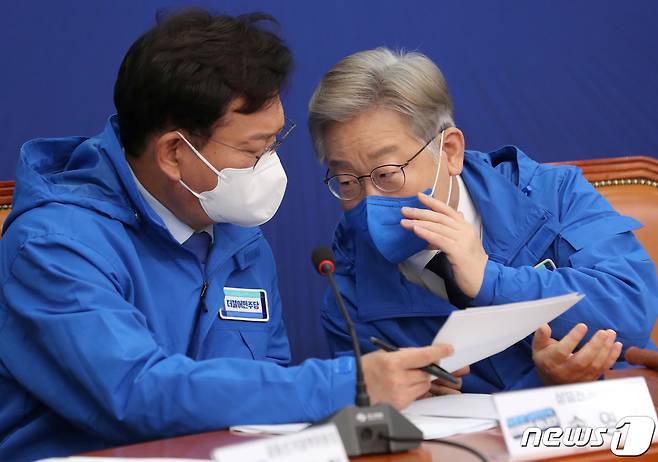 이재명 더불어민주당 대선후보(오른쪽)와 송영길 상임선대위원장이 3일 오전 서울 여의도 국회에서 열린 중앙선거대책위원회의에 참석해 대화를 하고 있다. 2021.11.3/뉴스1 © News1 이동해 기자