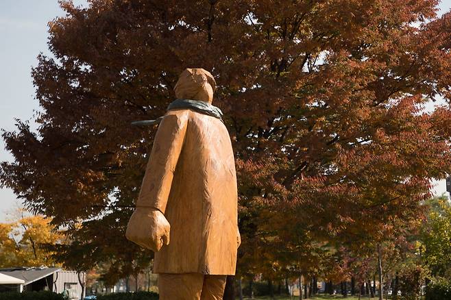 3일 오후, 서울 여의도 한강공원에서 'K-Sculpture, 흥 프로젝트 전시'가 열린 가운데 조각 작품들이 전시되어있다. 이상헌 작가의 'Stand against'. / 고운호 기자