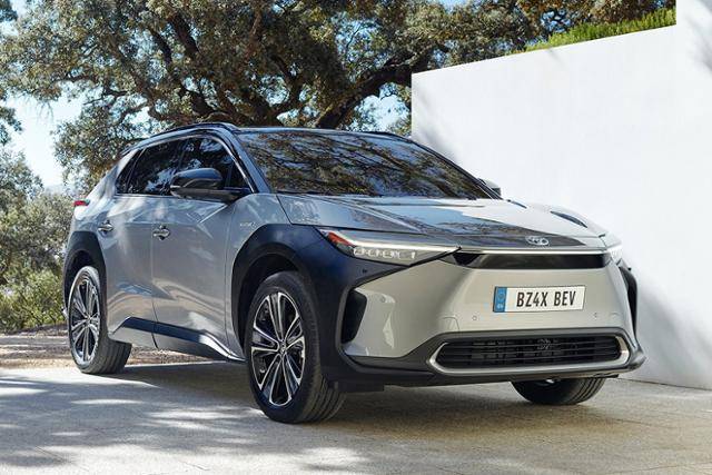 토요타다 브랜드 최초의 양산 전기차 ‘bZ4X’를 공개했다.