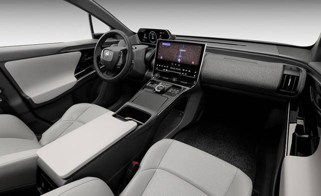 토요타다 브랜드 최초의 양산 전기차 ‘bZ4X’를 공개했다.