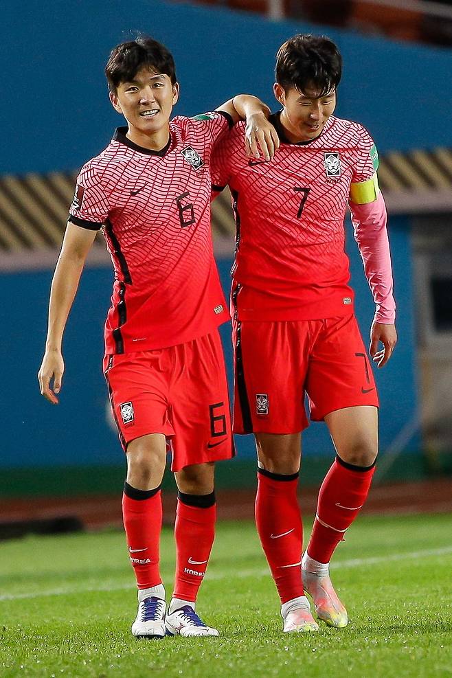 지난달 시리아전에서 첫 골을 넣은 황인범을 손흥민이 격려하고 있다. [뉴스1]