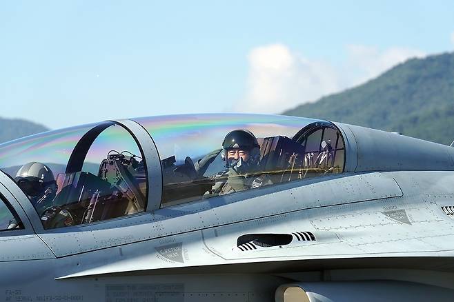 President Moon Jae-in arrives at Seoul Air Base in the back seat of an FA-50 fighter jet to attend a defense exhibition on Oct. 20. (Cheong Wa Dae)