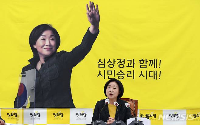 [서울=뉴시스] 최진석 기자 = 심상정 정의당 대선후보가 3일 서울 여의도 국회에서 열린 기자간담회에서 기자들의 질문에 답하고 있다. (공동취재사진) 2021.11.03. photo@newsis.com