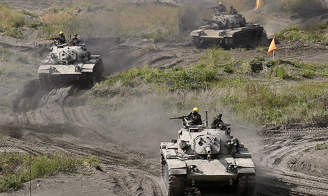 대만군이 지난 9월 16일 신베이 지역에서 연례 합동군사훈련인 '한광(漢光) 37호 훈련'의 일환으로 M60A3 탱크를 동원해 기동훈련을 하고 있다. 신베이=EPA연합뉴스
