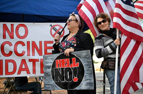 “백신 의무 접종 반대” - 미 항공우주국(NASA) 제트추진연구소(JPL) 근로자들과 지지자들은 2021년 11월 1일 캘리포니아 패서디나 JPL 밖에서 모든 연방 직원들이 코로나바이러스 백신을 접종하도록 요구하는 미국 정부의 명령에 반대하며 시위를 벌이고 있다. AFP 연합뉴스 2021-11-02