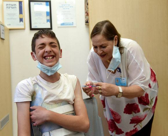 - 이스라엘에서 12~15세 유소년에 대한 코로나19 백신 접종이 속도를 내고 있다. 이는 최근 인도발 델타 변이 확산에 따른 대응이다. 2021.6.23 UPI 연합뉴스