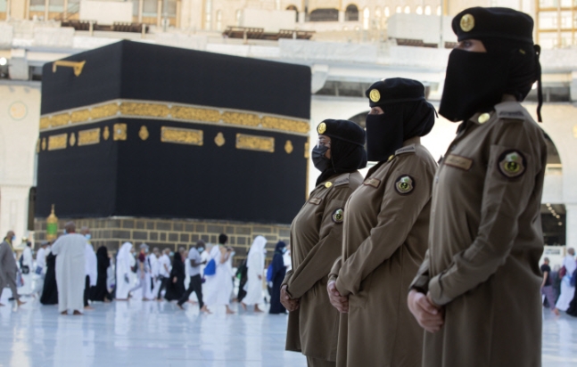이슬람 성지인 사우디아라비아의 메카 대사원에서 여성 보안요원들이 지난 7월 20일(현지시간) 경비를 서고 있다. 메카에 여성 보안요원이 배치된 것은 사우디 역사상 올해가 처음이다. AP연합뉴스