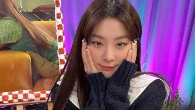 Seulgi from group Red Velvet showed off her lovely visuals.On the 3rd, Seulgi posted a picture on his instagram with the phrase Seulgi zip completion.In the open photo, Seulgi posed for calyx and took a picture. He put his hand on his small face and showed off his eyes and showed his fans heart.Seulgi also admired her with her beauty of being innocent and curt in a cardigan with a feeling of warmth.Meanwhile, Seulgi is hosting Naver NOW. Seulgi.zip, a live show with a concept of inviting fans home to talk about their favorites.