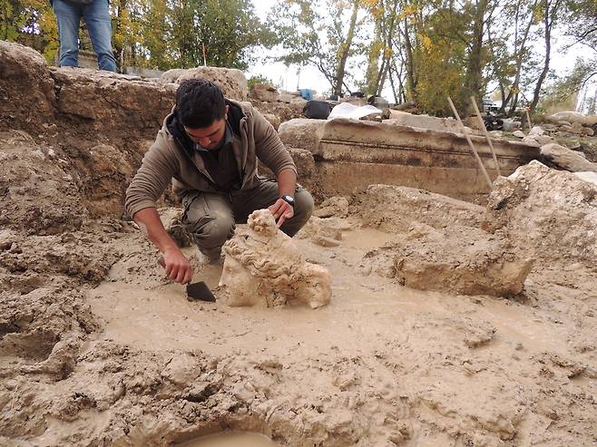 아이노자이 유적지에서 아프로디테 조각상을 발굴하는 발굴팀  (아이자노이 아나돌루=연합뉴스) 두물루프나르 대학 발굴팀이 지난달 31일(현지시각) 터키 서부 아이노자이의 그리스·로마 유적지에서 '사랑의 신' 아프로디테와 '술의 신' 디오니소스 조각상을 발견했다. 2021. 11. 3 photo@yna.co.kr