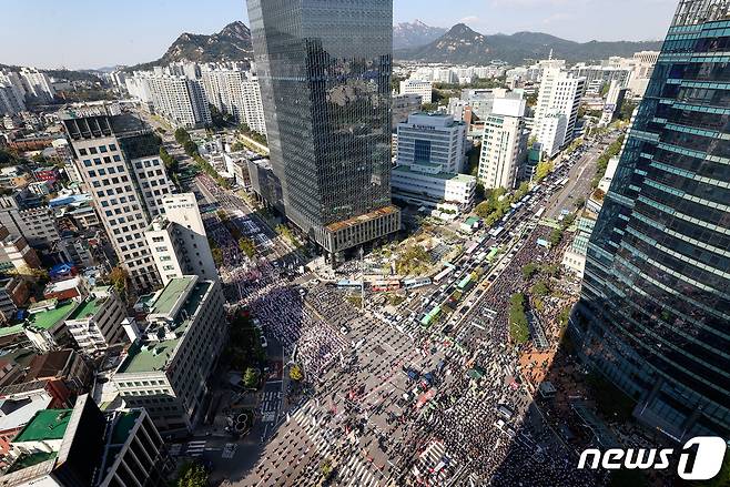 10.20 총파업에 돌입한 민주노총 조합원들이 20일 서울 서대문사거리를 점거, 총파업 집회를 열고 있다. 2021.10.20/뉴스1 © News1 유승관 기자