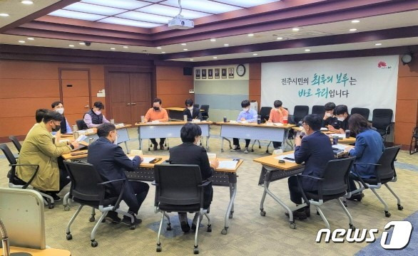 전주시는 4일 전북대학교 등 관내 6개 대학 방역 담당자와 학생들과 ‘단계적 일상회복 대응 간담회’를 개최했다.(전주시 제공)© 뉴스1