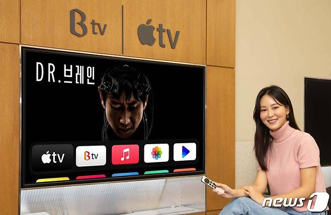 애플TV 이용자는 B tv 앱을 통해 실시간 채널, VOD 서비스를 즐기거나 Apple TV+, 웨이브 등 다양한 동영상 서비스도이용할 수 있다.(SK브로드밴드 제공) © 뉴스1