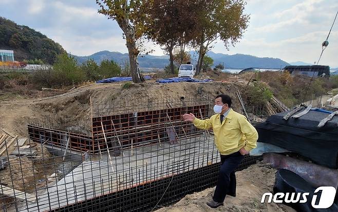 안기전 금산군의회 의장이 공사현장을 살펴보고 있다.  (금산군의회 제공)© 뉴스1