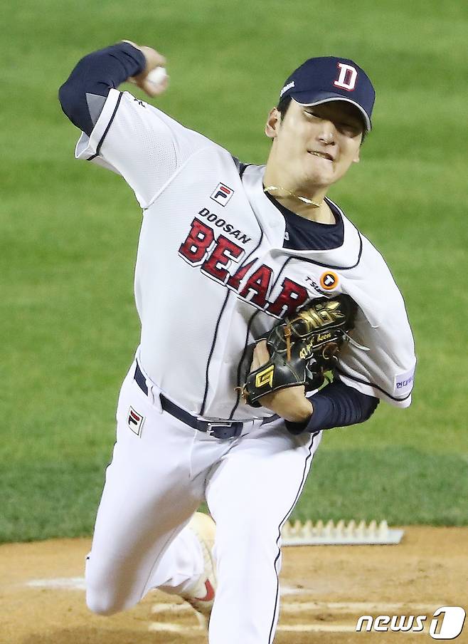 1일 오후 서울 송파구 잠실야구장에서 열린 프로야구 '2021 신한은행 SOL KBO 포스트시즌‘ 와일드카드 결정전 1차전 키움 히어로즈와 두산 베어스의 경기에서 1회초 두산 선발 곽빈이 역투하고 있다. 2021.11.1/뉴스1 © News1 민경석 기자