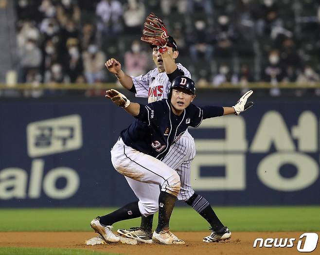 4일 오후 서울 잠실야구장에서 열린 '2021 신한은행 SOL KBO리그' 준플레이오프 1차전 두산베어스와 LG트윈스의 경기 두산 정수빈이 7회초 1사 1루에서 페르난데스의 유격수 앞 땅볼 때 LG 유격수 구본혁의 송구 실책으로 세이프 되고 있다. 2021.11.4/뉴스1 © News1 김진환 기자