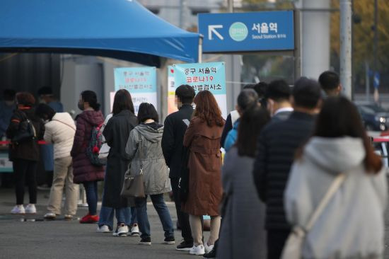 지난 2일 오전 서울역광장에 설치된 임시선별검사소에서 시민들이 코로나19 검사를 받기 위해 줄을 서고 있다. [이미지출처=연합뉴스]